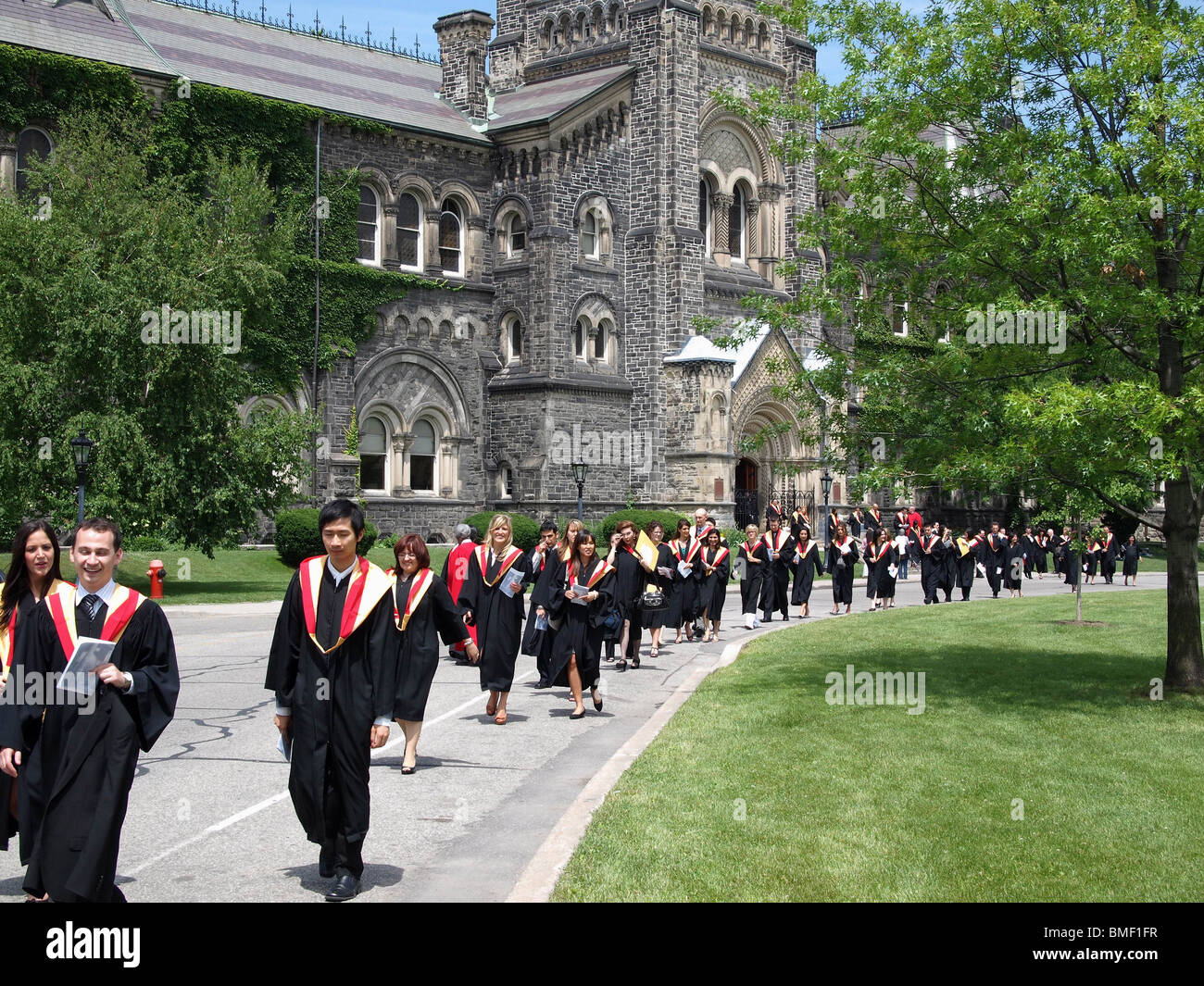 Procession d'un grade universitaire en face de l'University College de l'Université de Toronto Banque D'Images