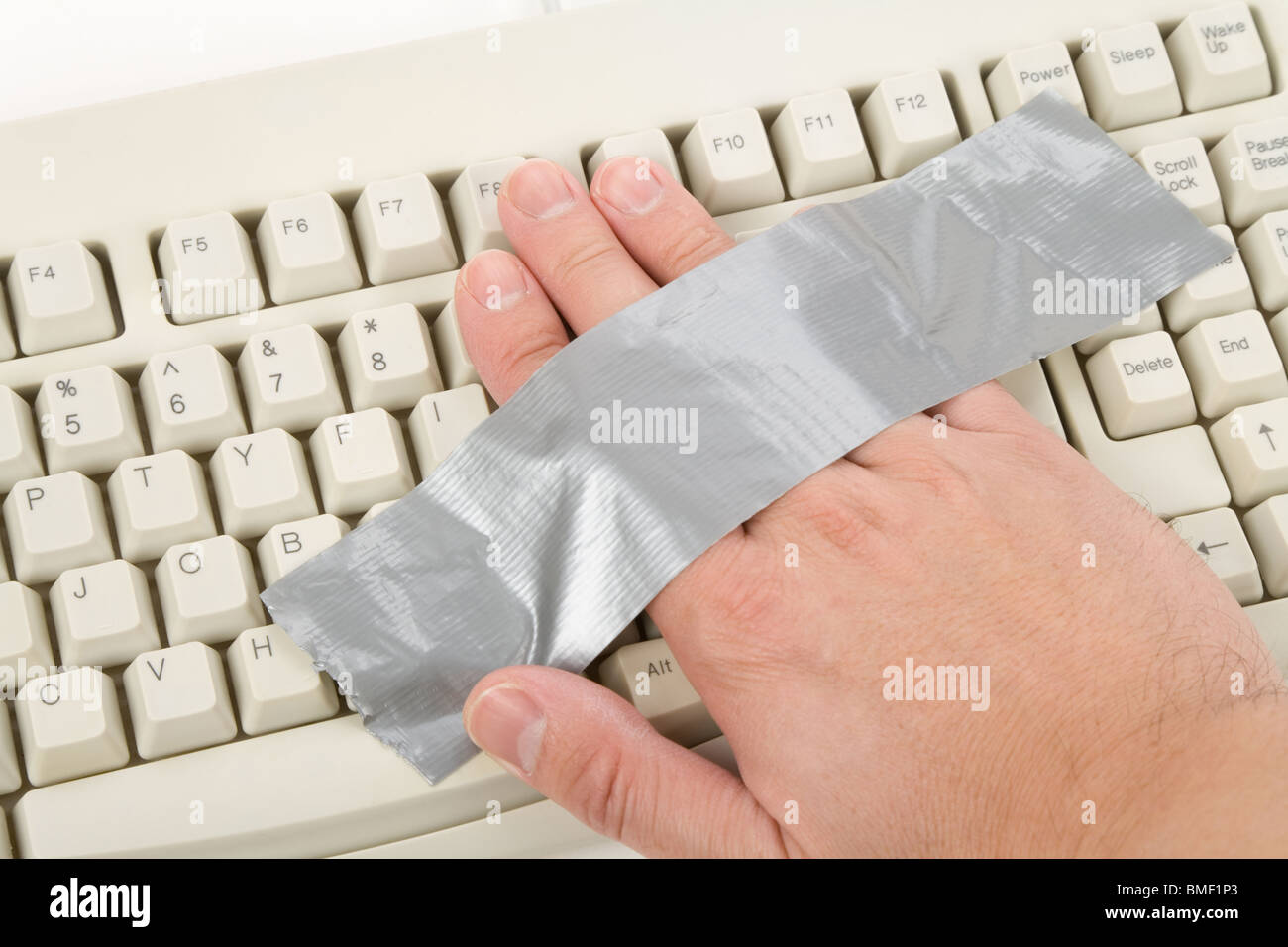 Main avait été bloqué sur un clavier d'ordinateur Photo Stock - Alamy