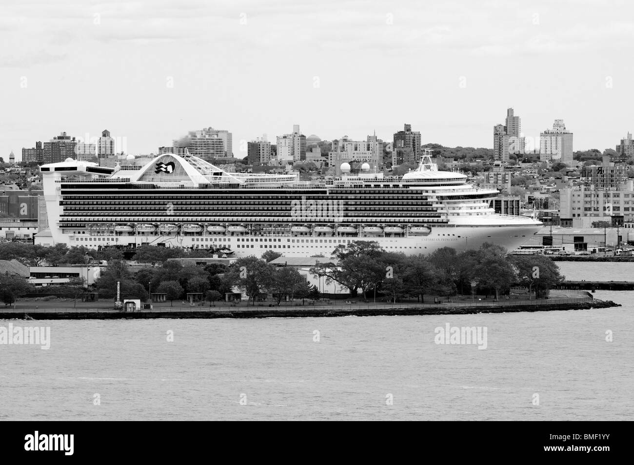 Navire de croisière de luxe liner ancrée dans la ville de New York, New York. Banque D'Images