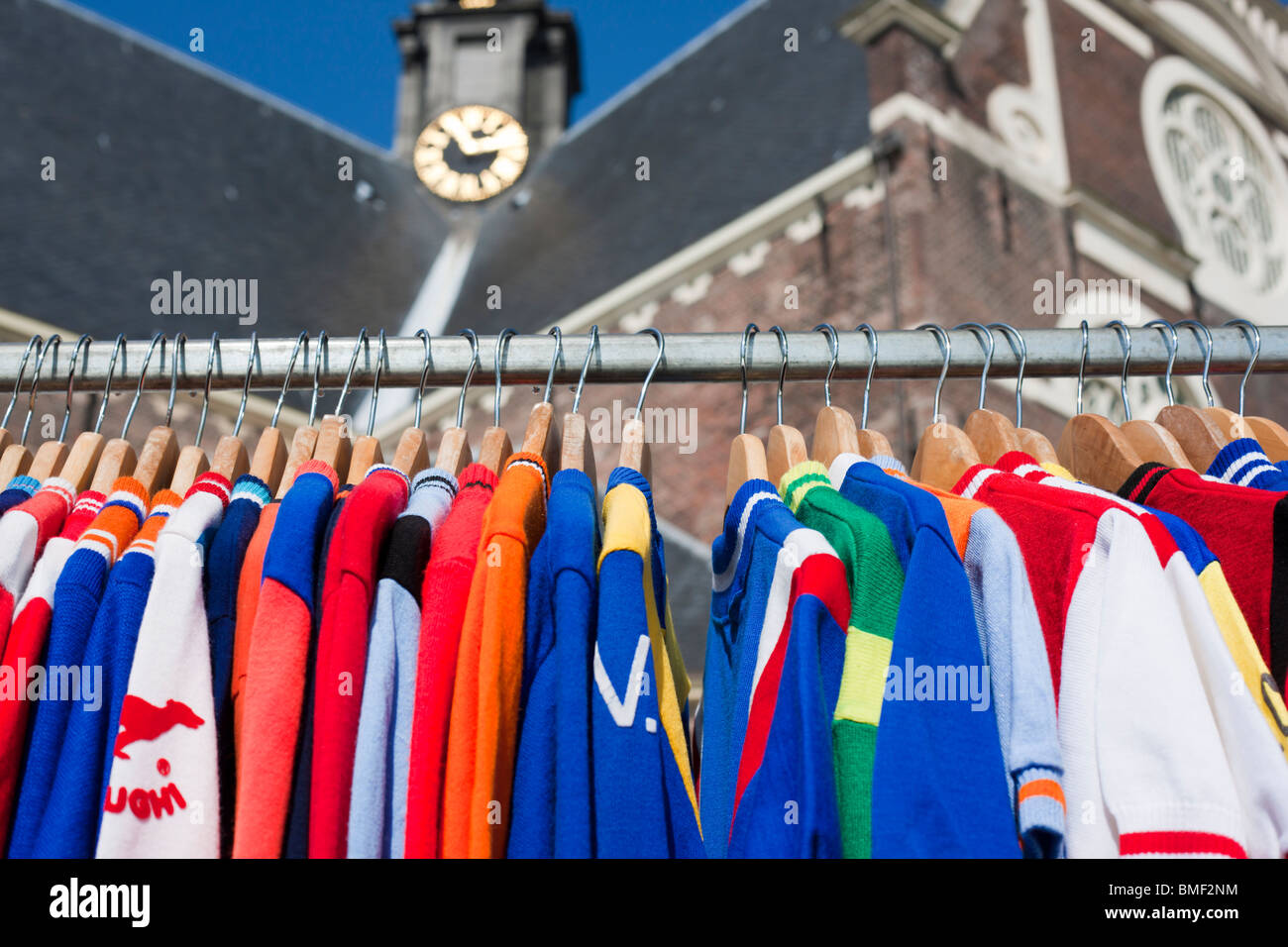 Vintage jerseys pour le cyclisme à la vente à la Noordermarkt, marché dans le Nord, des antiquités et brocante le lundi matin à Amsterdam. Banque D'Images