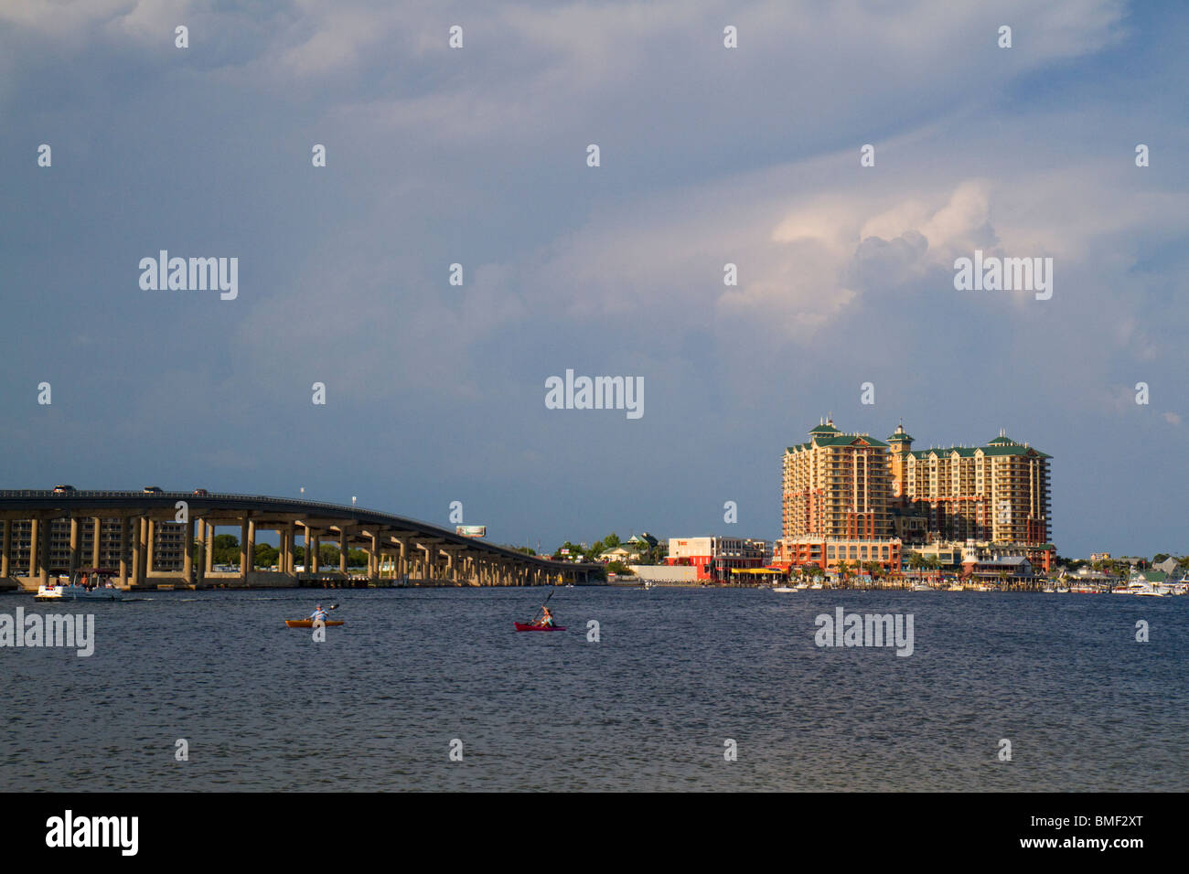 Pont et Beach Hotel à Destin, Floride, USA Banque D'Images