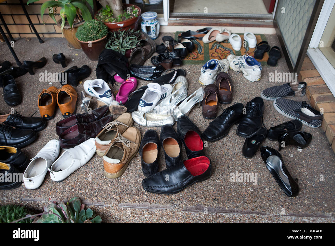 Shoes door outside front Banque de photographies et d'images à haute  résolution - Alamy