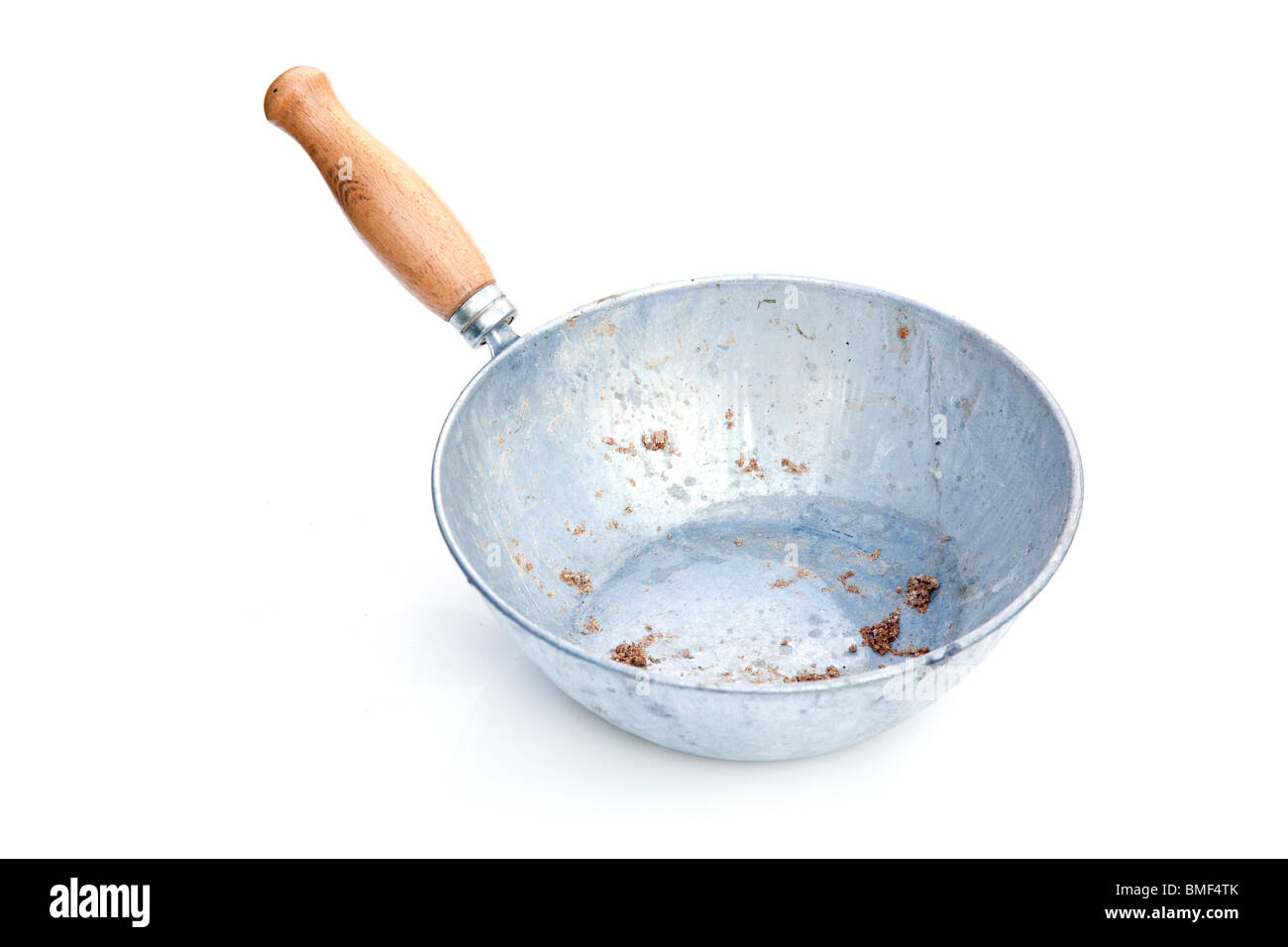 En acier galvanisé, de l'alimentation animale traditionnelle pan. Isolé sur un fond blanc studio. Banque D'Images