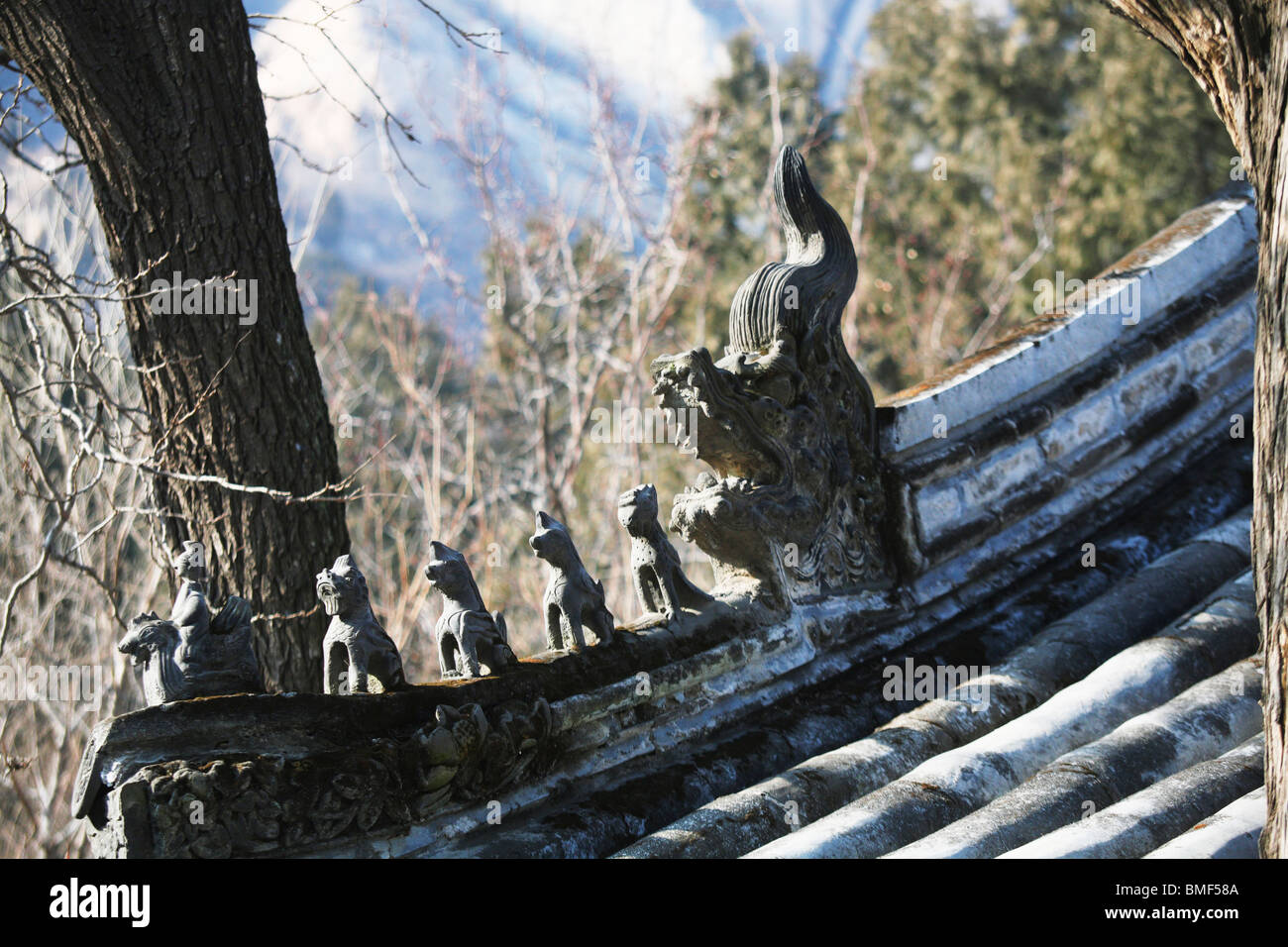 Toit, animaux mythiques Hutong, Beijing, Chine Banque D'Images