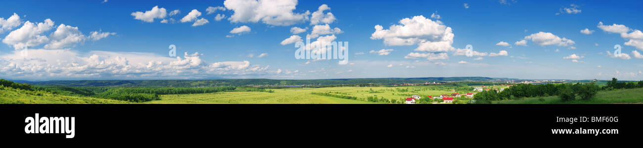 Beau panorama du comté d'Arges au printemps paysage Banque D'Images