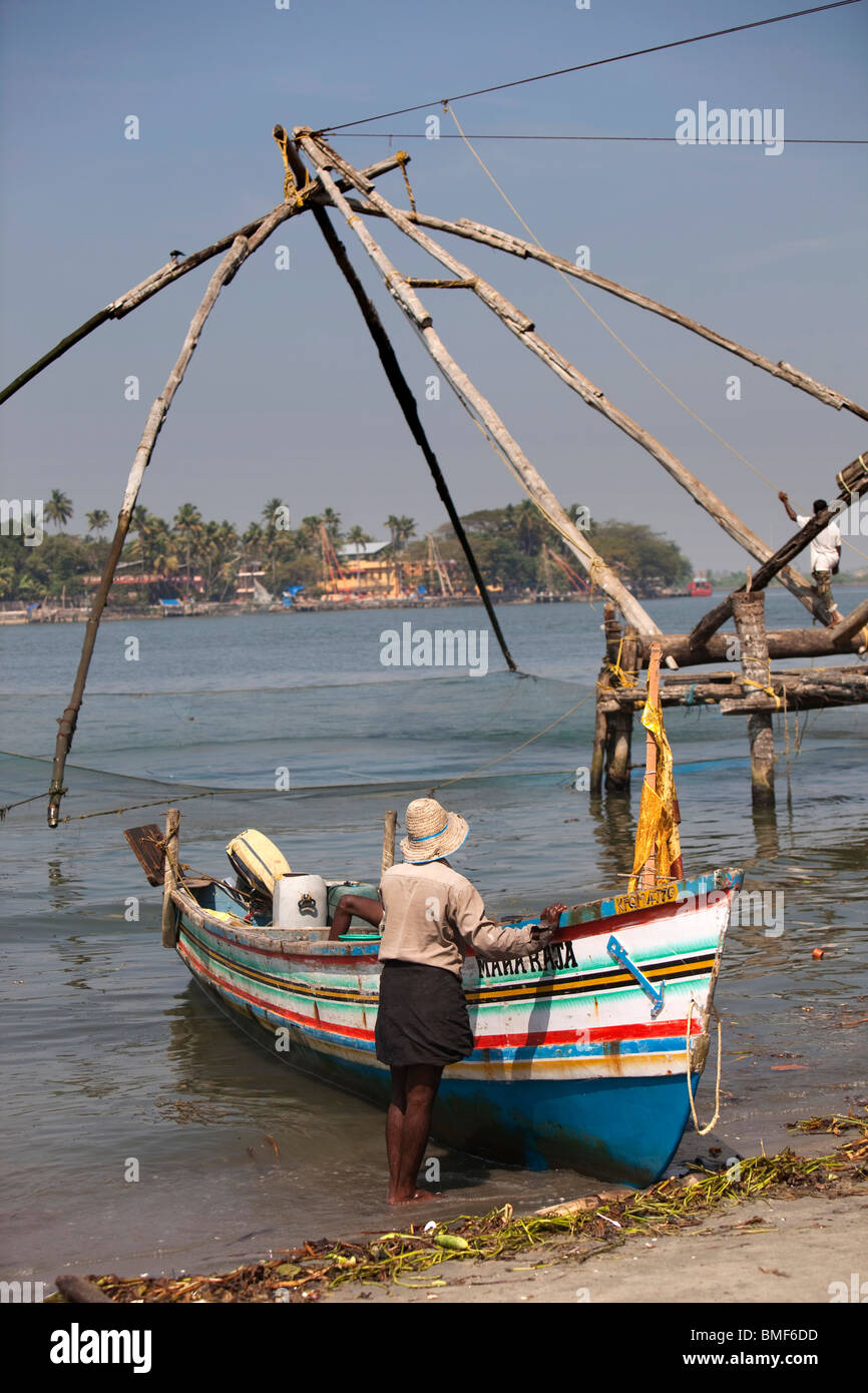 L'Inde, Kerala, Cochin, fort Cochin, filets de pêche chinois, les pêcheurs de voile Banque D'Images