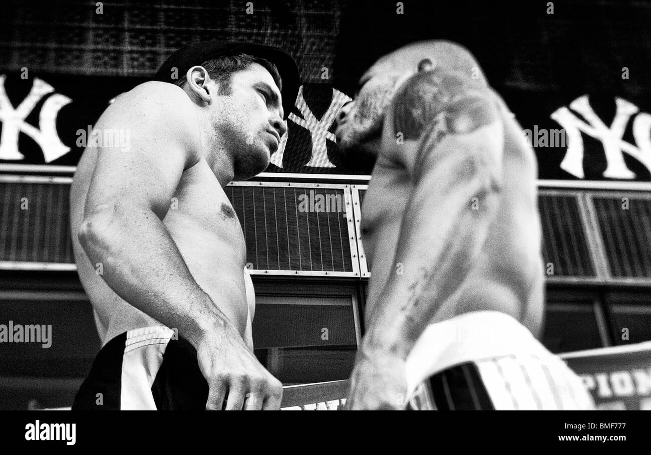 Les boxeurs Miguel Cotto (à droite avec tatouage) vs Yuri Foreman (gauche wearing cap) pesée au Yankee Stadium Banque D'Images