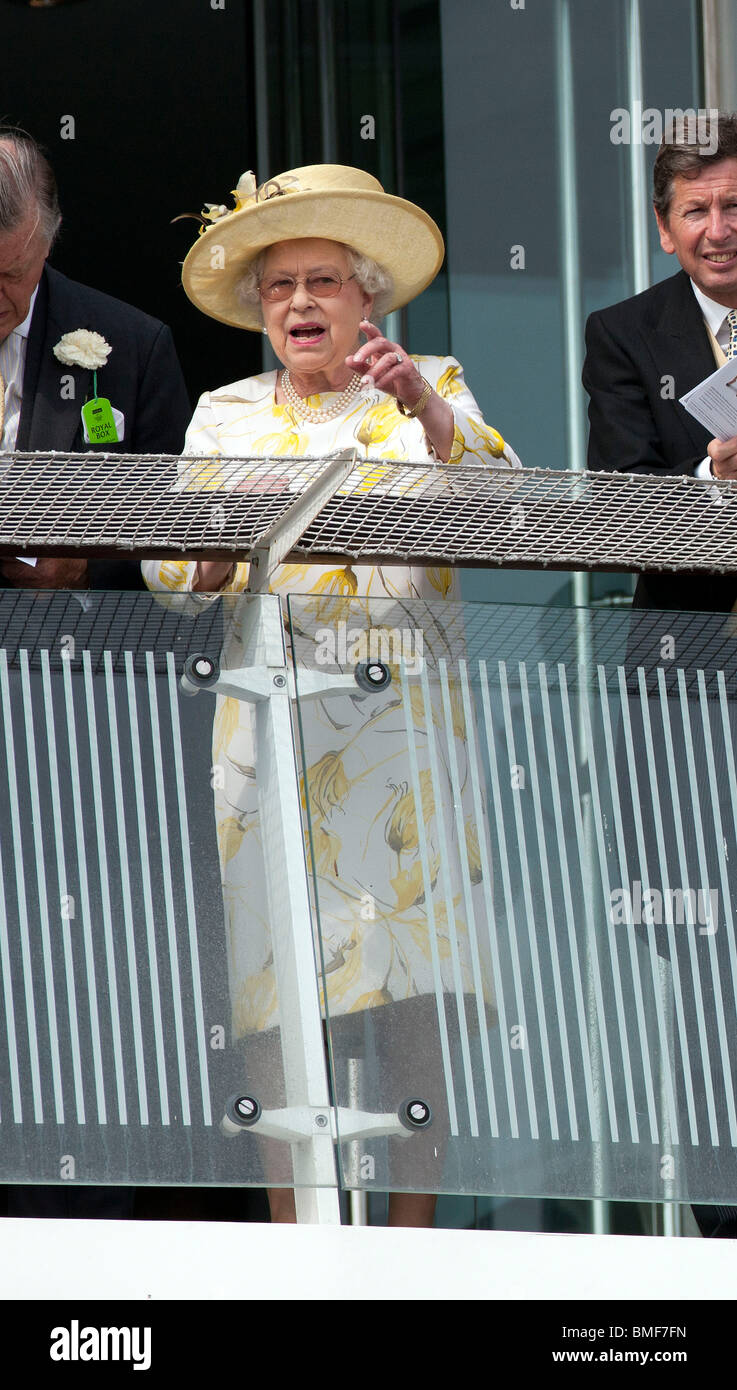 La Grande-Bretagne La Reine Elizabeth lors de courses d'Epsom Derby 2010 regarder la course de chevaux Banque D'Images