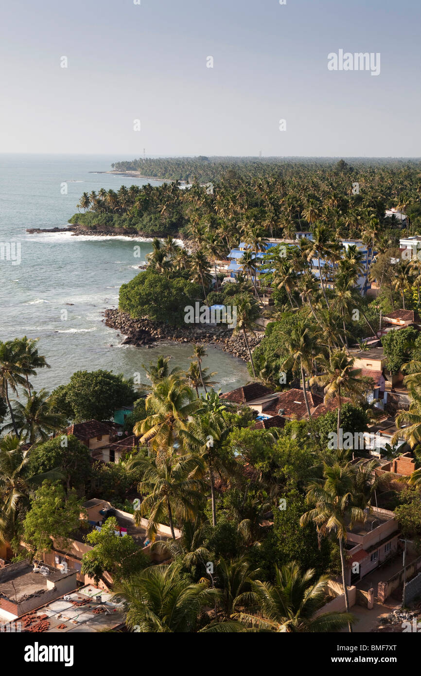 L'Inde, le Kerala, Kollam, elevated view de côte et côte de Lighthouse Banque D'Images