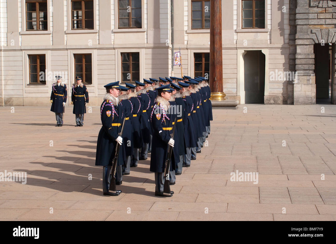 Les gardes du château de Prague en formation Banque D'Images