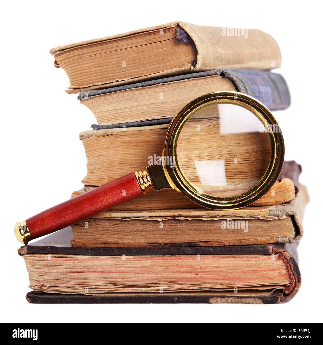 Pile de livres et loupe, isolé sur fond blanc Banque D'Images
