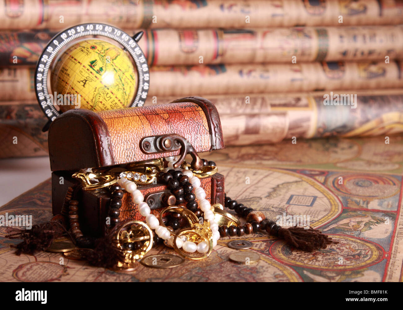 Commode ancienne avec des bijoux, globe sur la carte vintage Banque D'Images