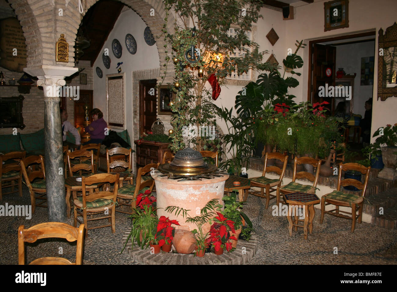 Cordoue, Andalousie, espagne. Patio intérieur de style marocain maison de thé. Banque D'Images