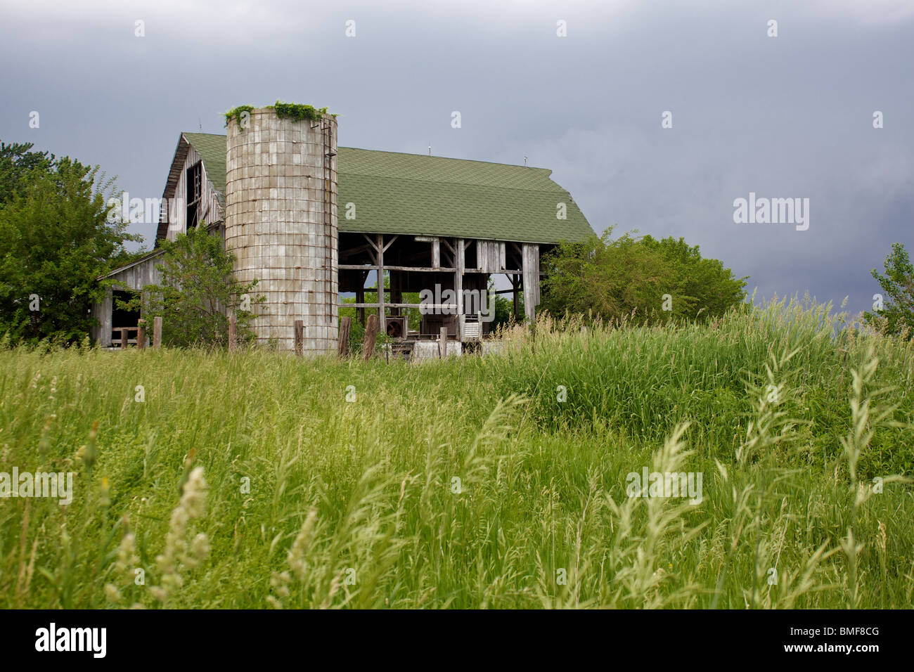 Abandonnés, des accolades pour une tempête Grange Banque D'Images