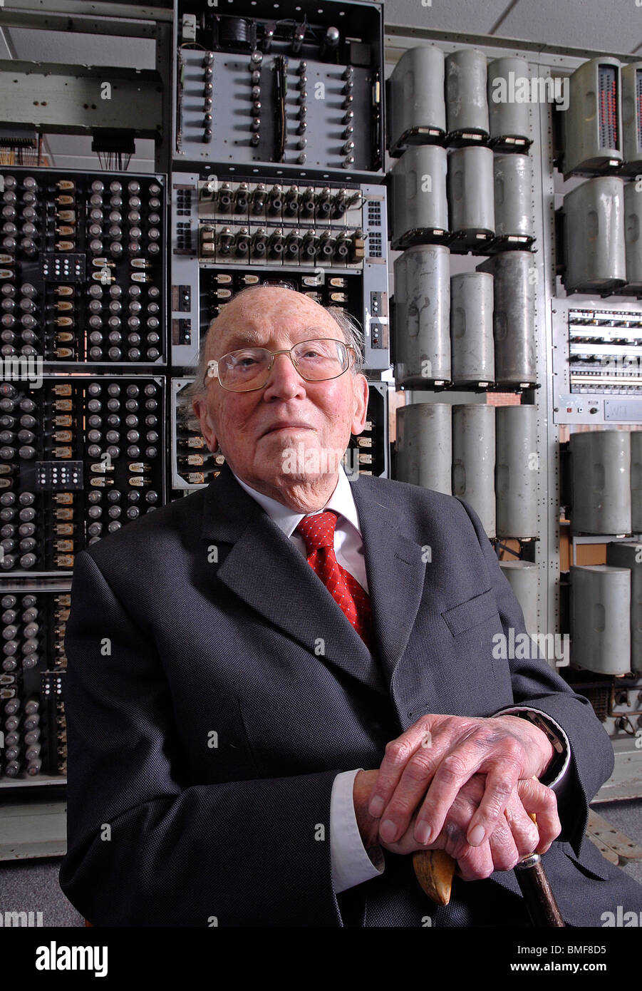 Sir Maurice Wilkes avec l'ordinateur à la sorcière Le Musée National de l'informatique, Bletchley Park Banque D'Images