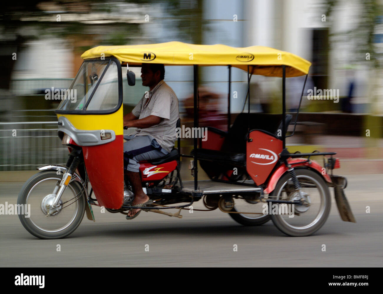 A moto ou en mouvement motortaxi dans Mancora dans le nord du Pérou Banque D'Images