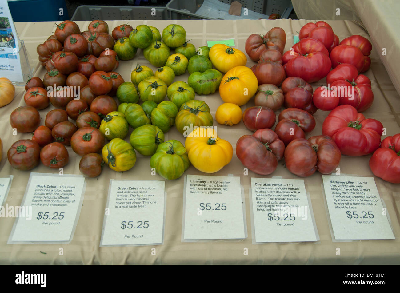 Heirloom tomatoes en vente à l'Issaquah, Washington marché le samedi. Banque D'Images