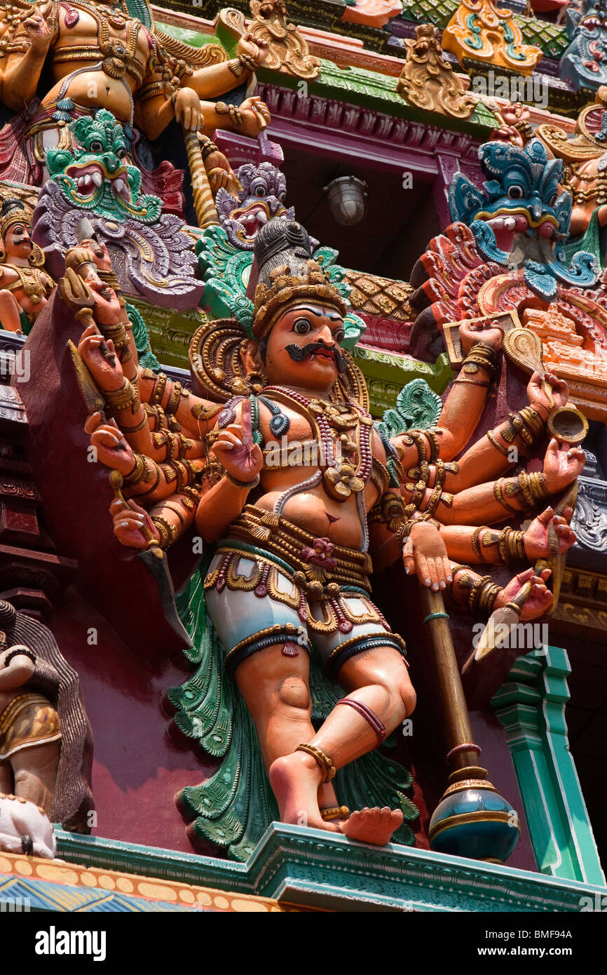 L'Inde, le Tamil Nadu, Madurai, Sri Meenakshi Temple, de l'Ouest nouvellement restauré gopuram, dieu hindou Vishnu armés multi Banque D'Images