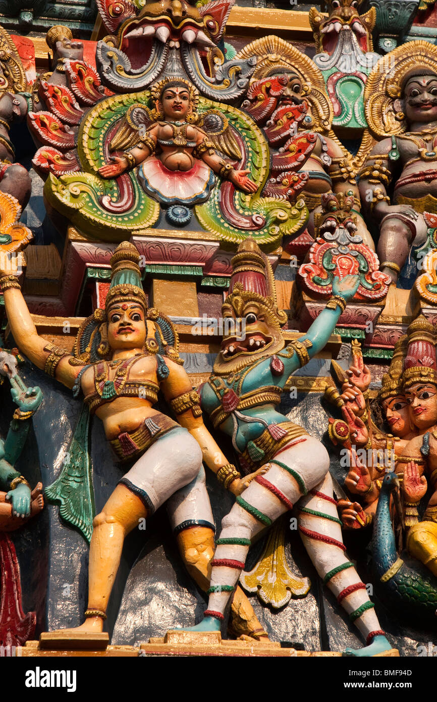 L'Inde, le Tamil Nadu, Madurai, Sri Meenakshi Temple, gopuram, récemment restauré, encombrée de divinités Banque D'Images