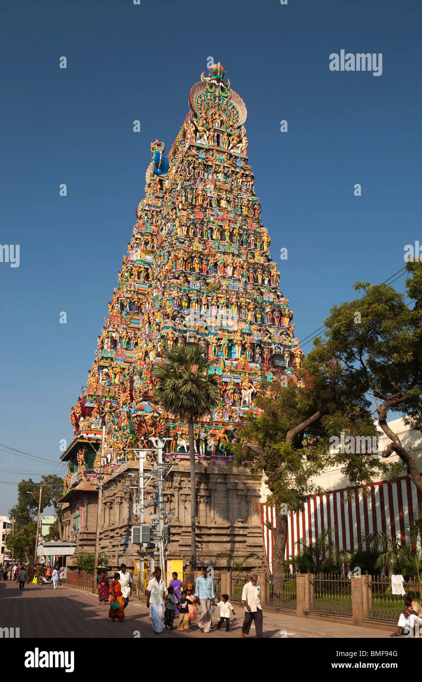 L'Inde, le Tamil Nadu, Madurai, Sri Meenakshi Temple, de l'Ouest nouvellement restauré gopuram Banque D'Images