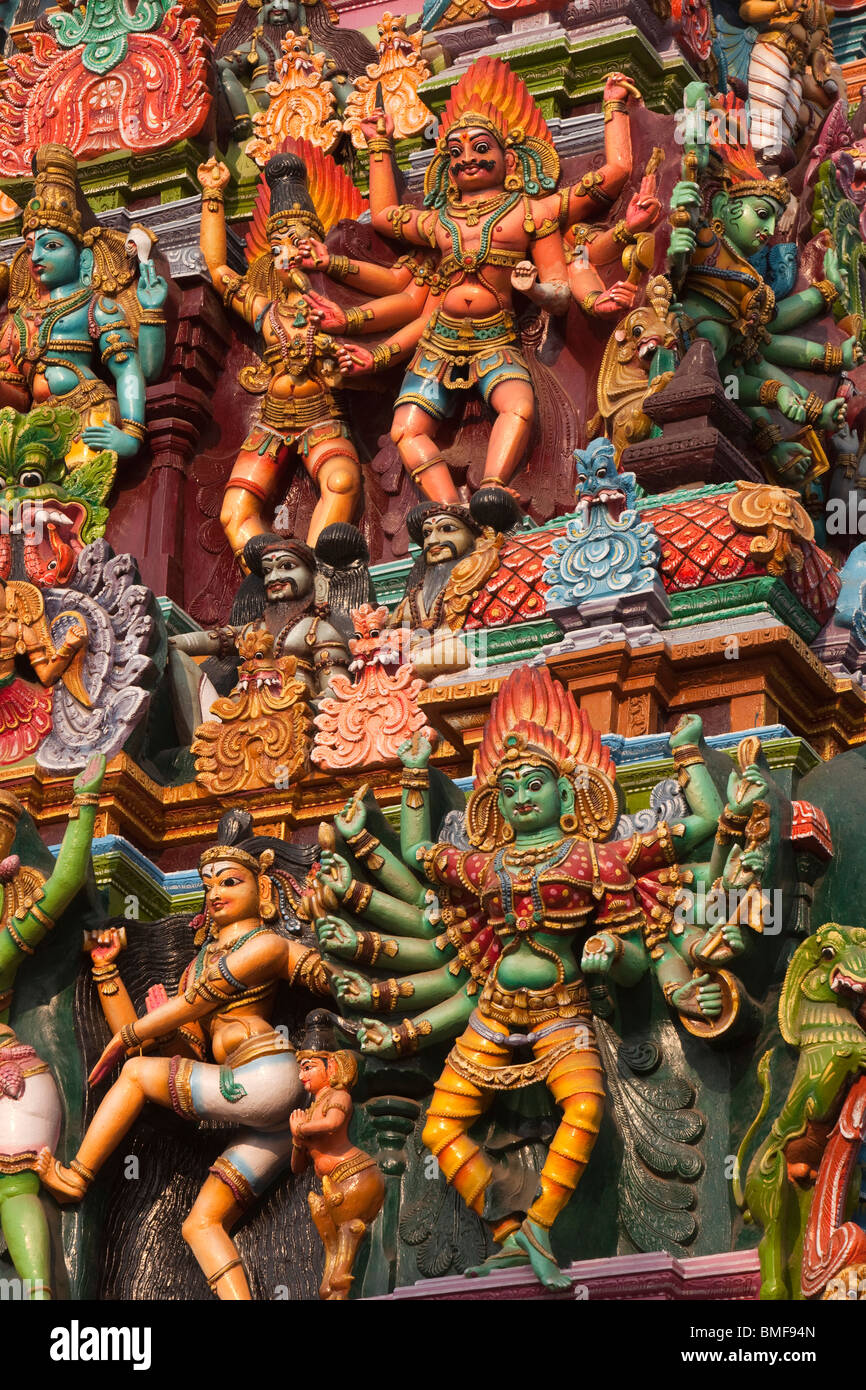 L'Inde, le Tamil Nadu, Madurai, Sri Meenakshi Temple, sud nouvellement restauré, gopuram divinités colorées Banque D'Images