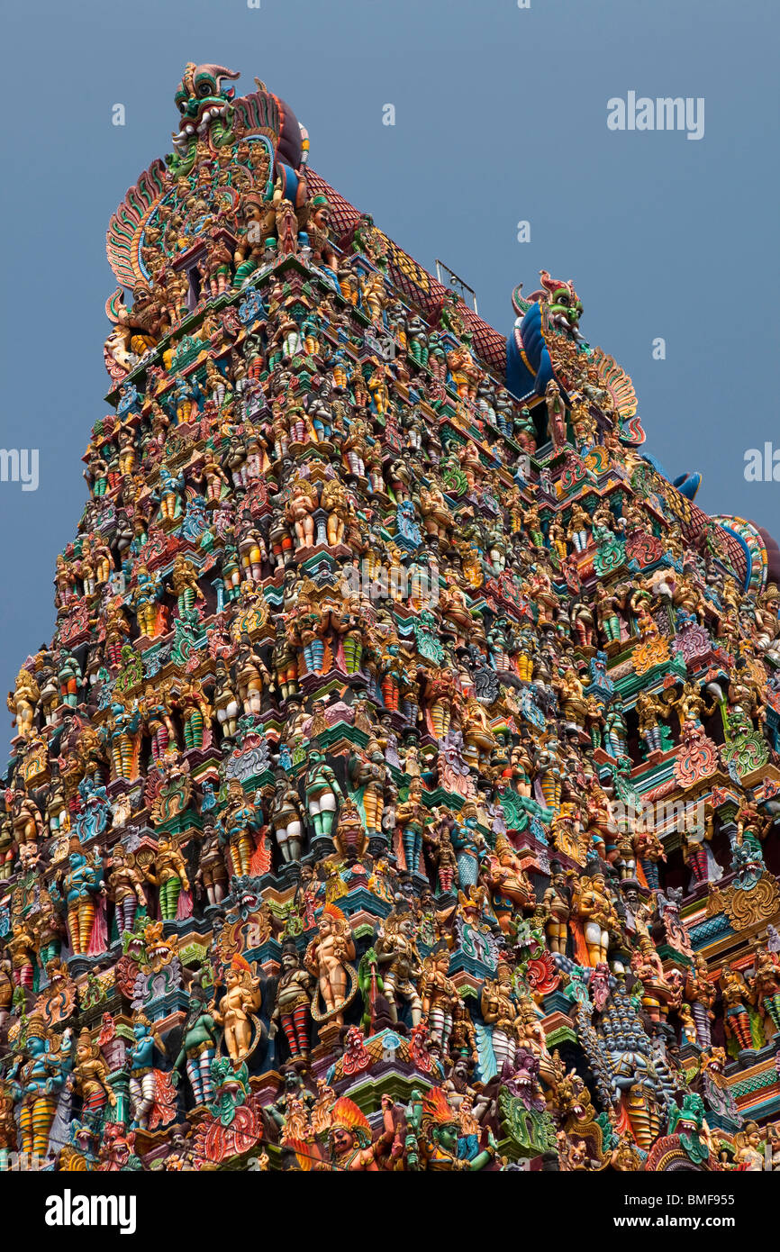 L'Inde, le Tamil Nadu, Madurai, Sri Meenakshi Temple, gopuram coloré nouvellement restauré Banque D'Images