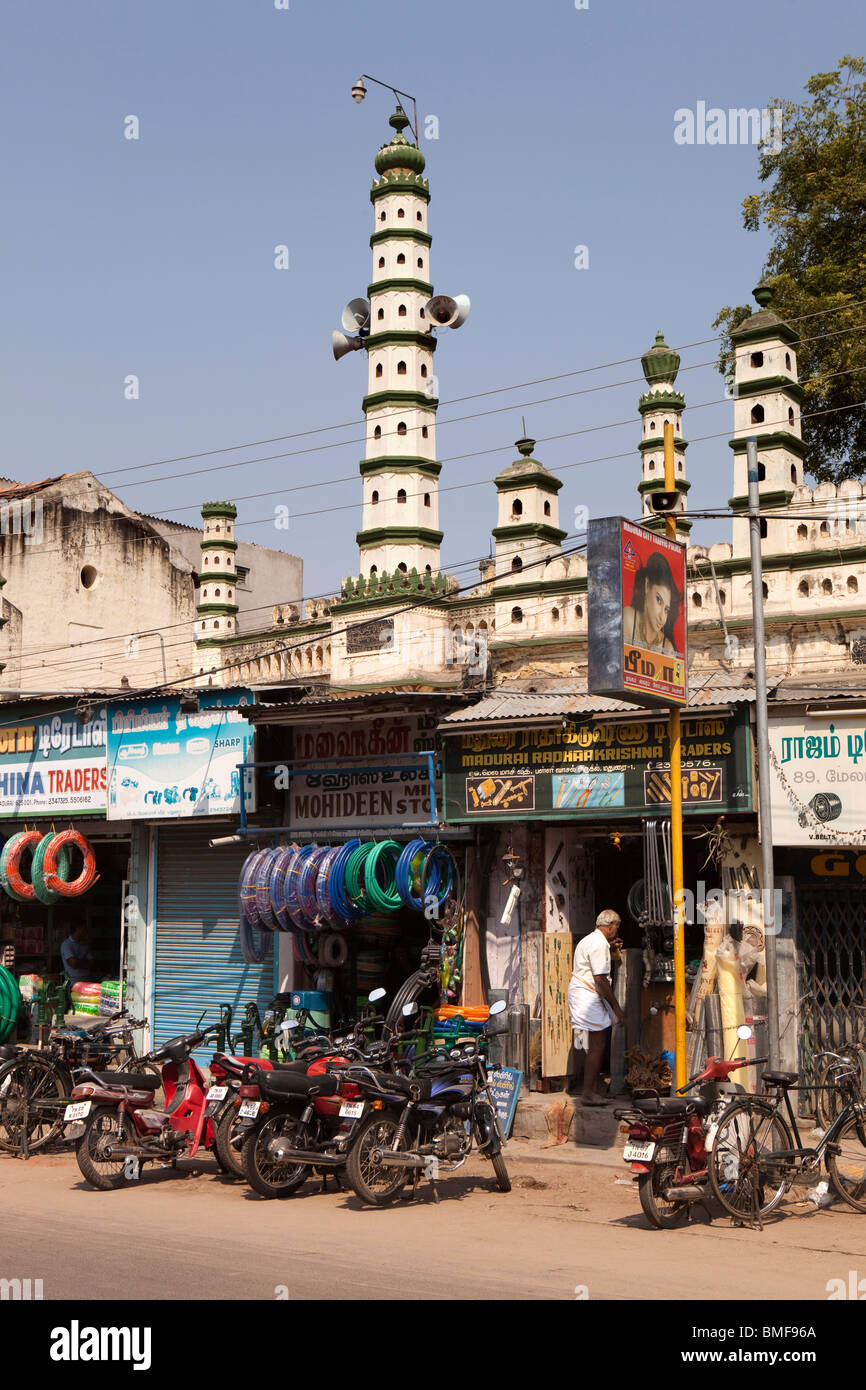 L'Inde, le Tamil Nadu, Madurai, petite mosquée avec phare-comme minarets derrière boutiques Banque D'Images
