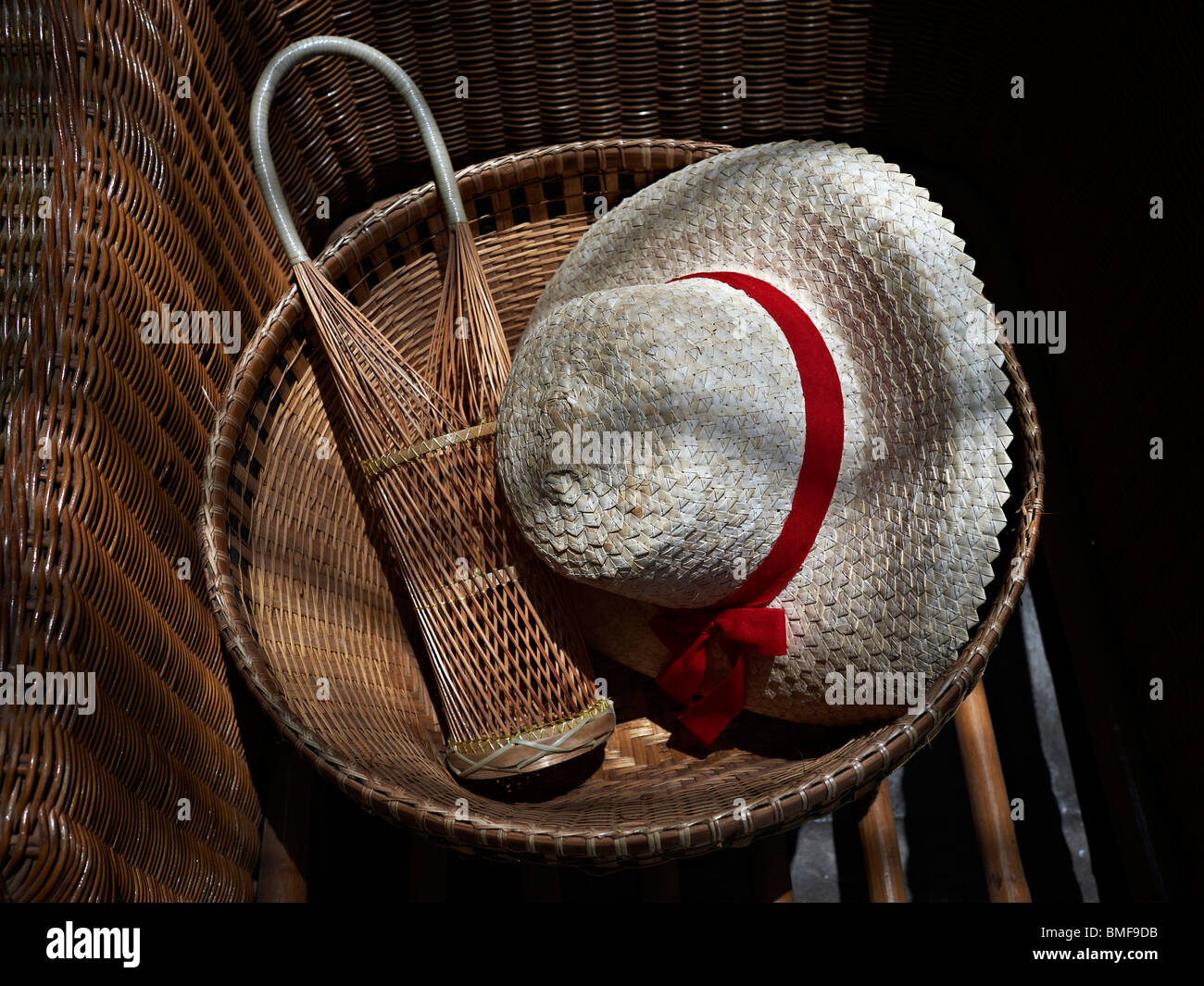 Chapeau de paille avec ruban rouge. Concept de vacances tropicales. Des vacances d'été Banque D'Images