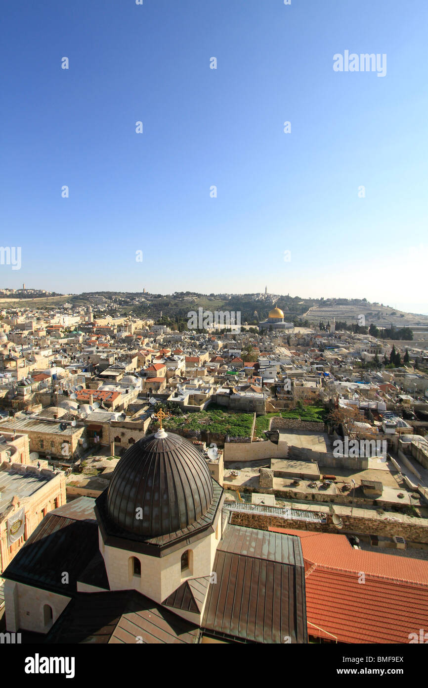 Israël, Jérusalem, vue sur la vieille ville et le Mont des Oliviers du clocher de l'Église du Rédempteur Banque D'Images