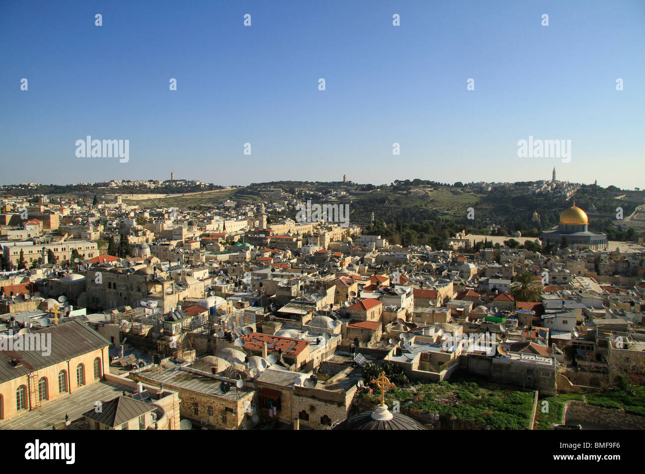 Israël, Jérusalem, vue sur la vieille ville et le Mont des Oliviers du clocher de l'Église du Rédempteur Banque D'Images