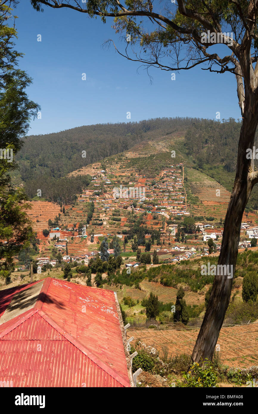 L'Inde, le Tamil Nadu, Udhagamandalam (Ooty), élevée sur la ville de pentes du Pic Doddabetta Banque D'Images