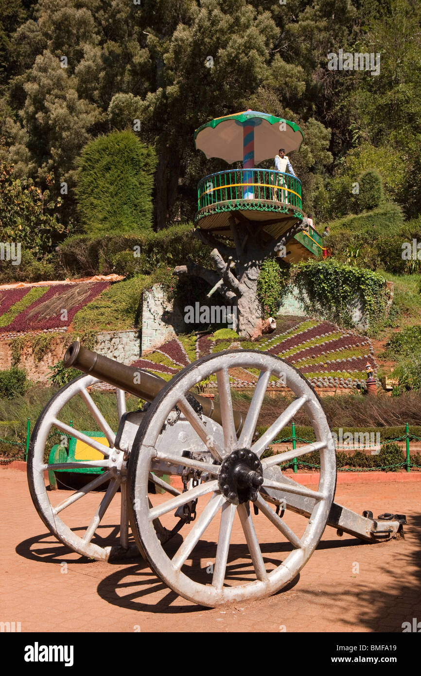 L'Inde, le Tamil Nadu, Udhagamandalam (Ooty), Jardins botaniques, jardin à l'Italienne terrasse, vieux canon de campagne coloniale britannique Banque D'Images