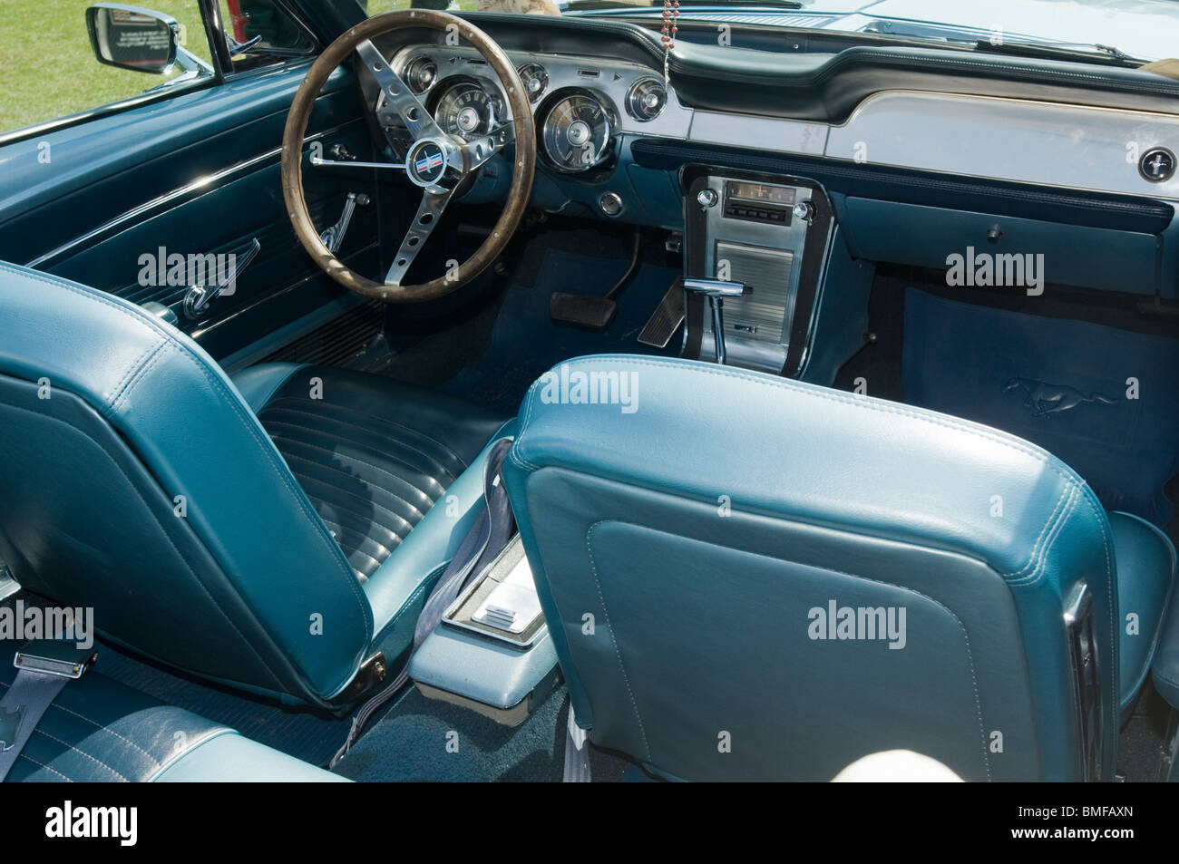 Royaume-uni, Angleterre - l'intérieur d'une Ford Mustang à Eastbourne's Magnificent Motors car show. Usage éditorial uniquement. Banque D'Images