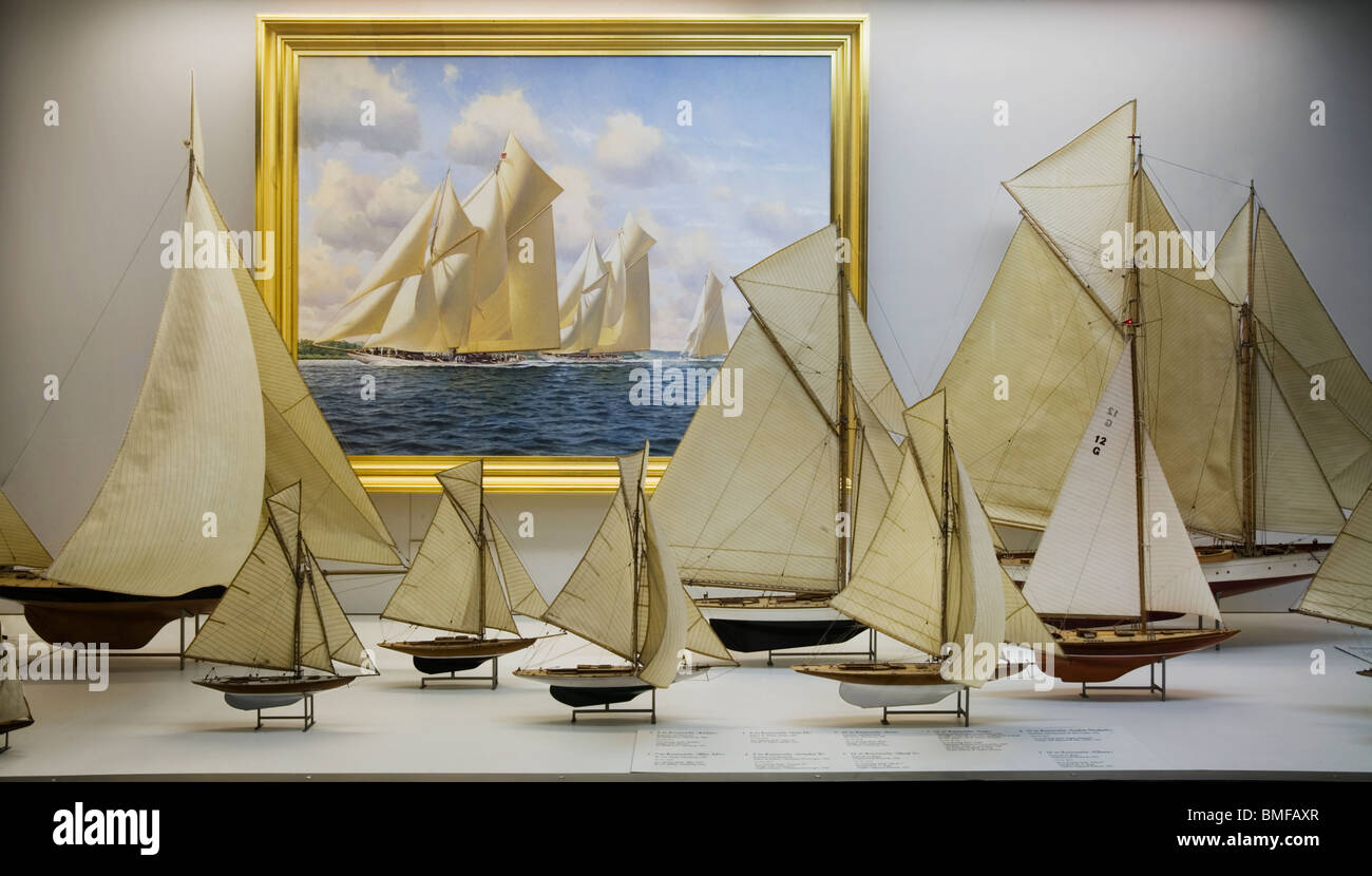 Maquettes de voiliers de différentes années et membres du développement avec une goélette voilier peinture Banque D'Images