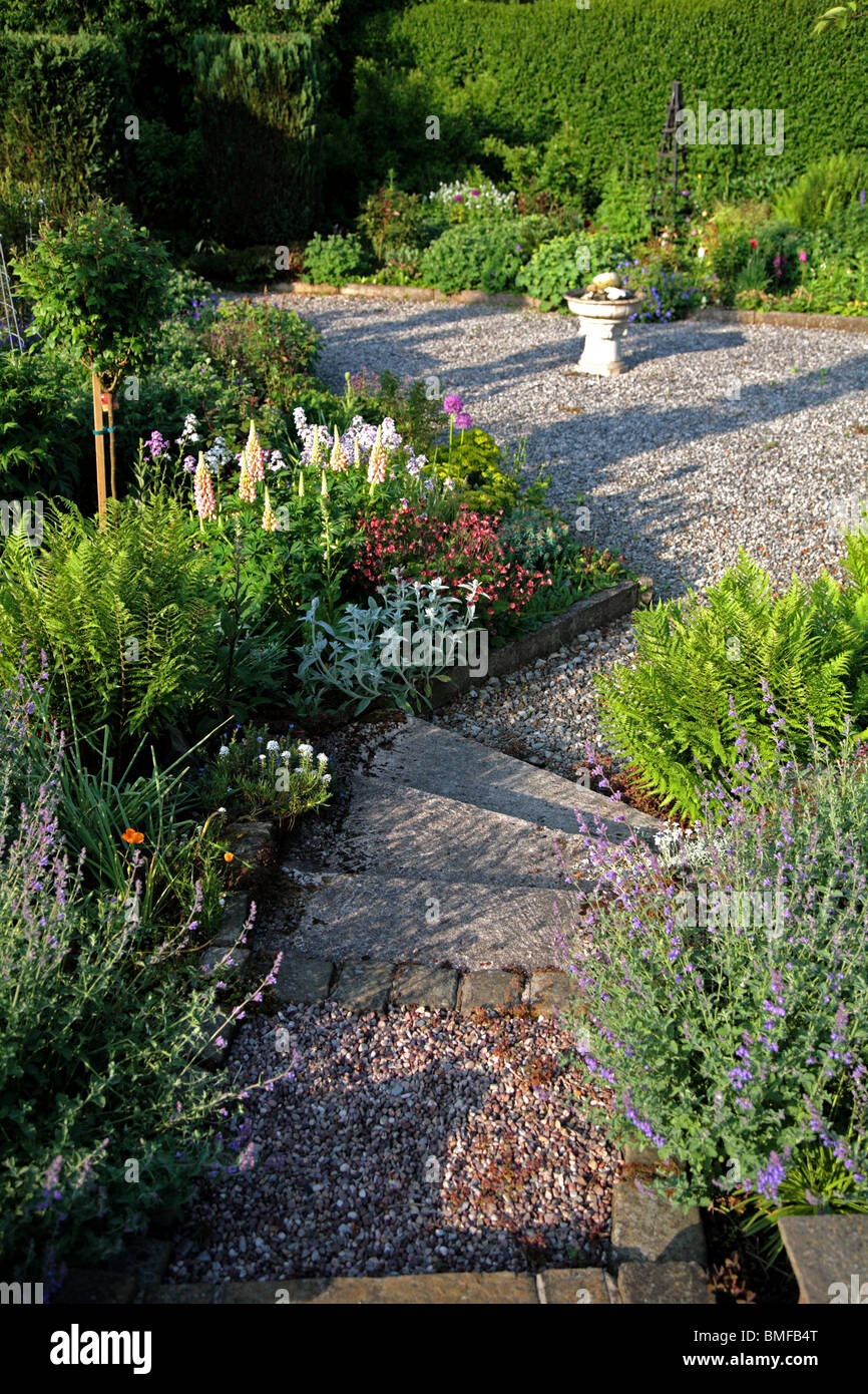 English Chalet jardin lit de fleur Banque D'Images