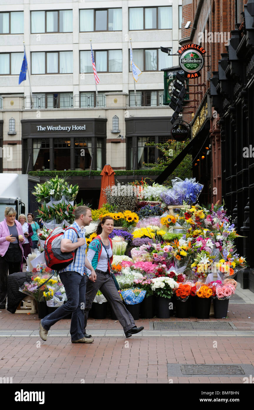 Marchande de fleurs sur Grafton Street Dublin Irlande Banque D'Images