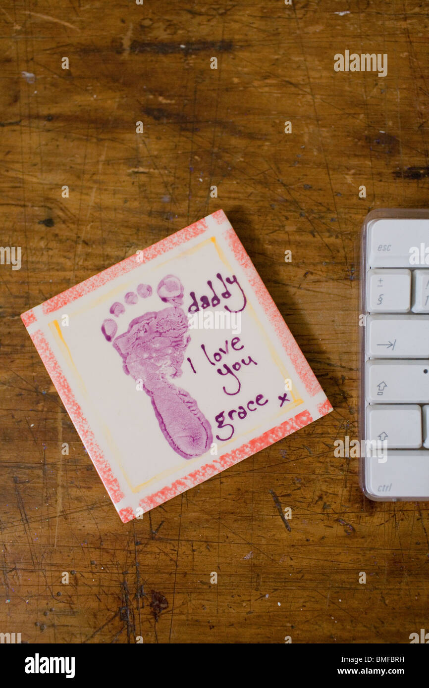 Un papa je t'aime plateau mat à côté d'un clavier d'ordinateur Apple sur un bureau. Banque D'Images