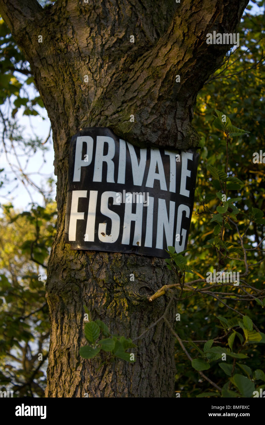 Pêche privée signe sur arbre, Nidderdale, Yorkshire Banque D'Images