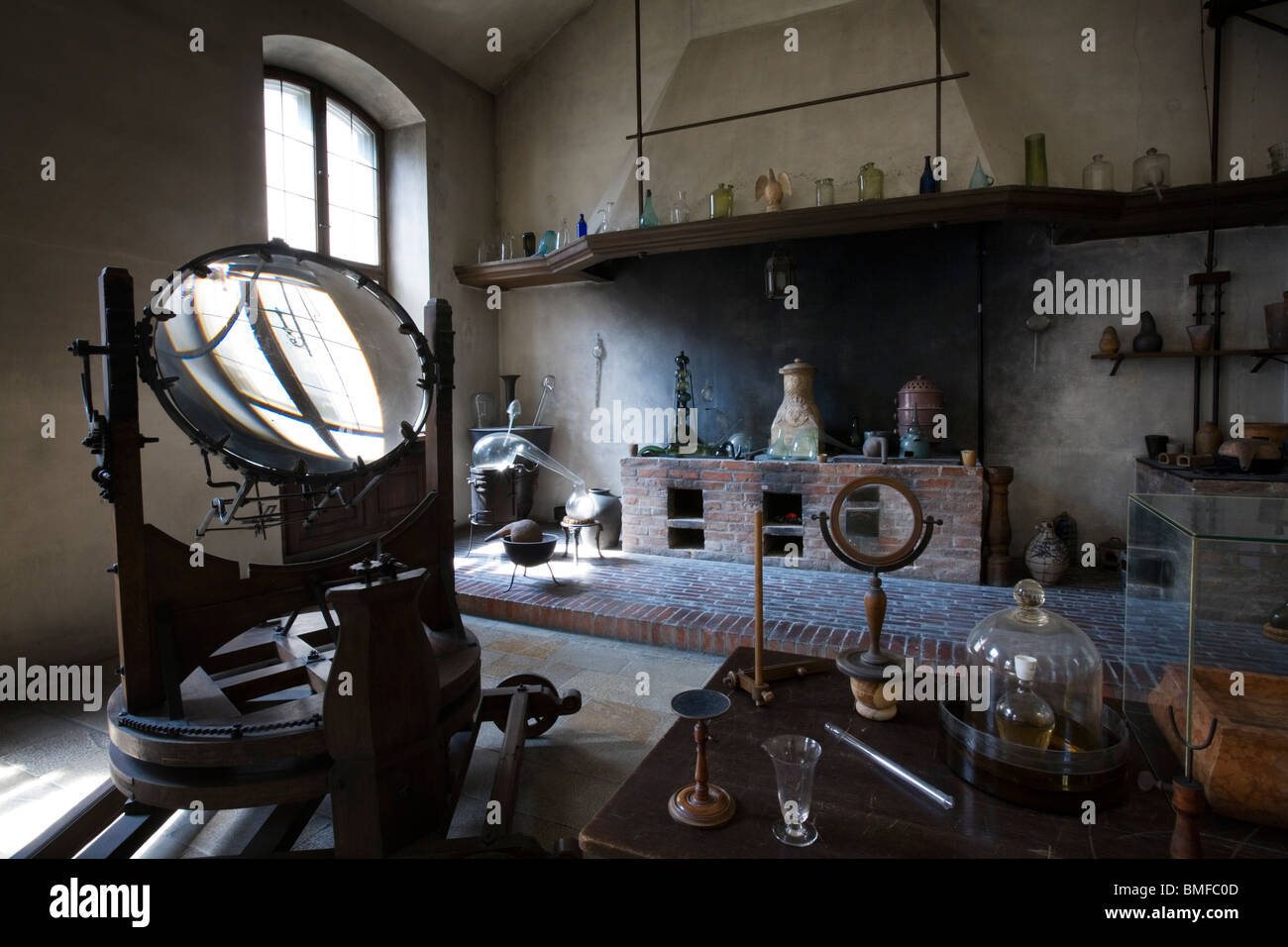 Les contenants de verre, de loupes et expérimentale de l'alchimie ou chimique dans le laboratoire de Lavoisier l'attirail 1775 Banque D'Images