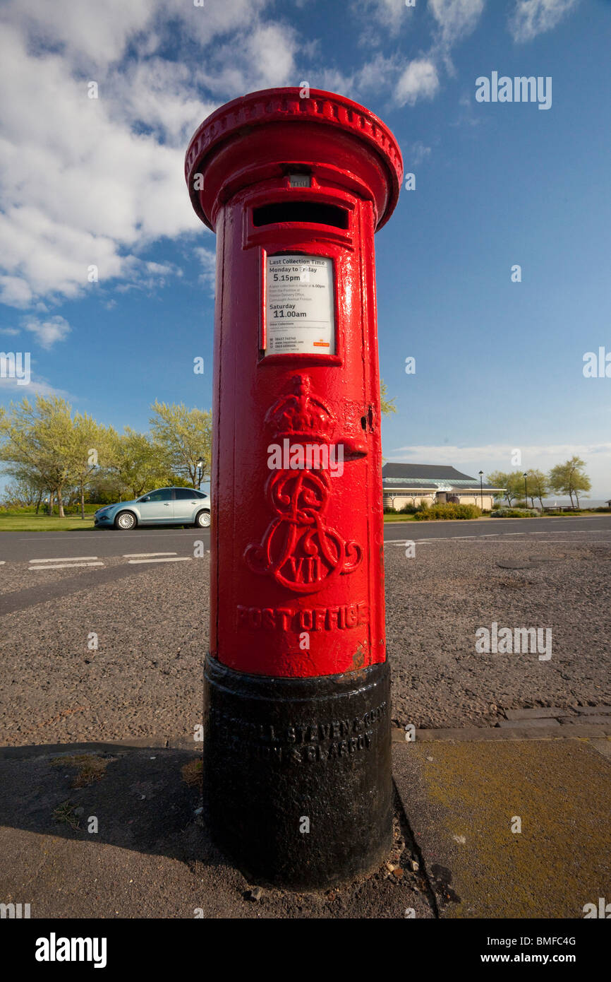 Boite aux lettres rouge / letterbox en UK Banque D'Images