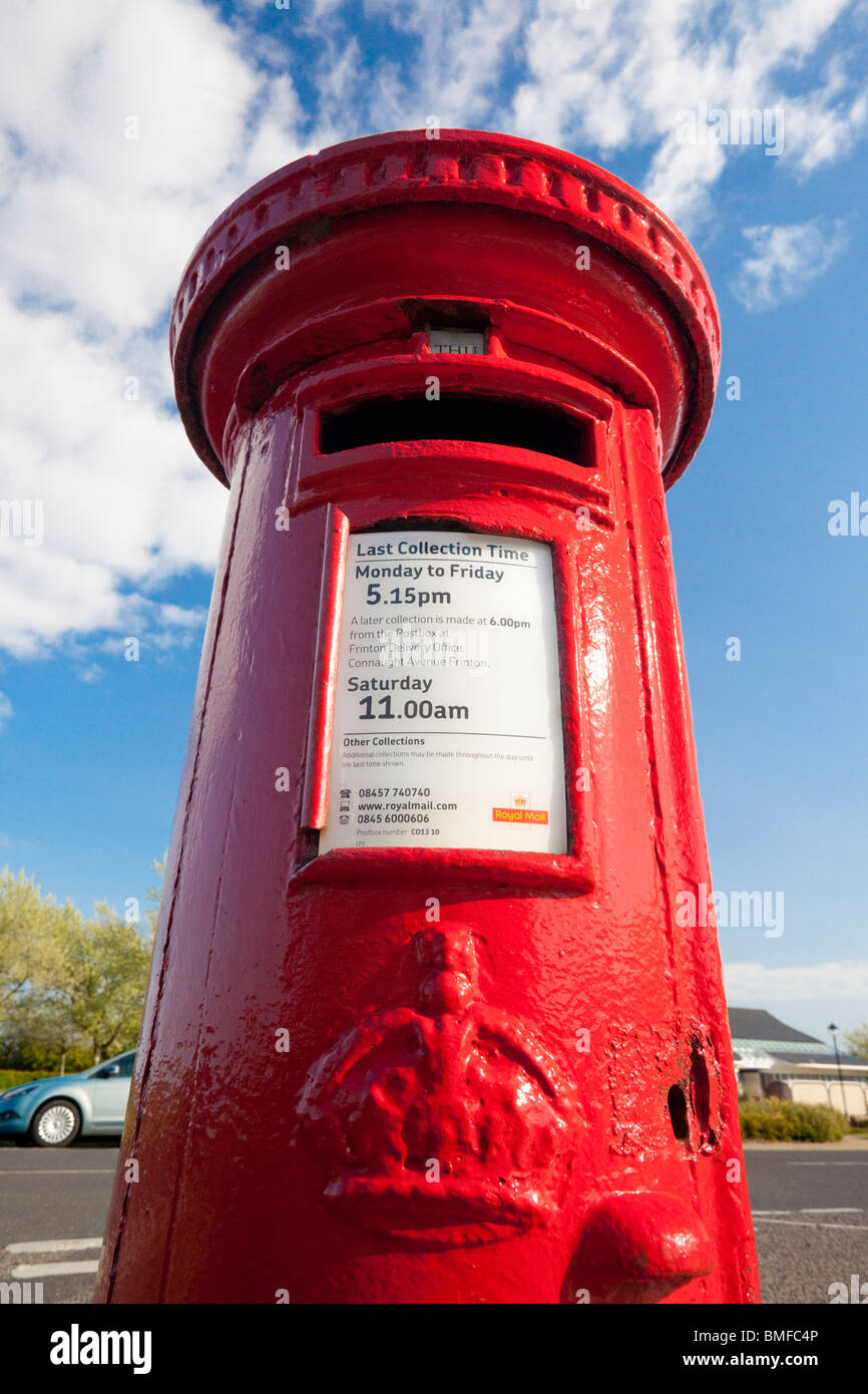 Boite aux lettres rouge / letterbox en UK Banque D'Images