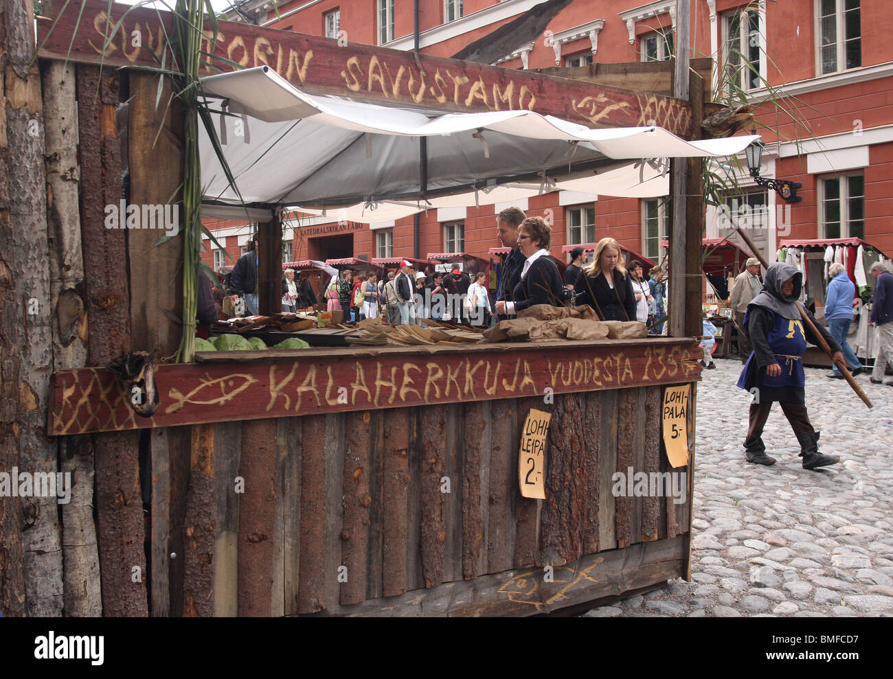 Marché médiéval annuel à Turku, Finlande STT dans le marché médiéval et personne dans la robe médiévale. Banque D'Images