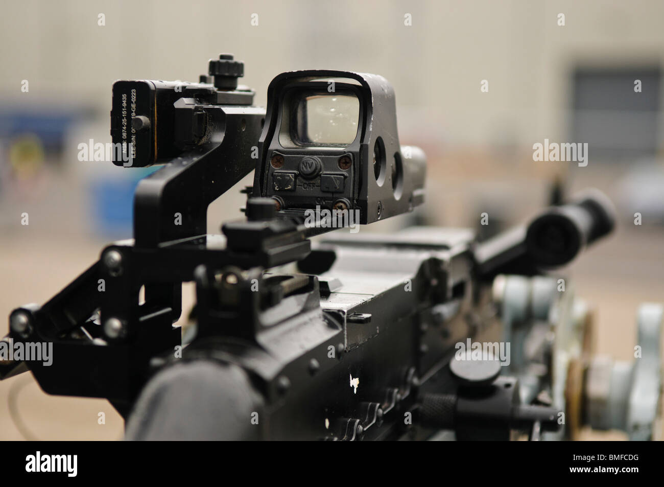 Une fabrique Nationalie FN MAG L44A1 medium machine gun, monté sur un sur le HMS Monmouth gimble, une frégate type 23. Banque D'Images