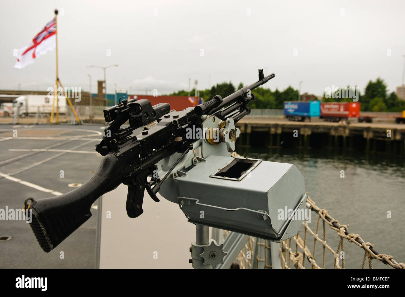 Une fabrique Nationalie FN MAG L44A1 medium machine gun, monté sur un sur le HMS Monmouth gimble, une frégate type 23. Banque D'Images
