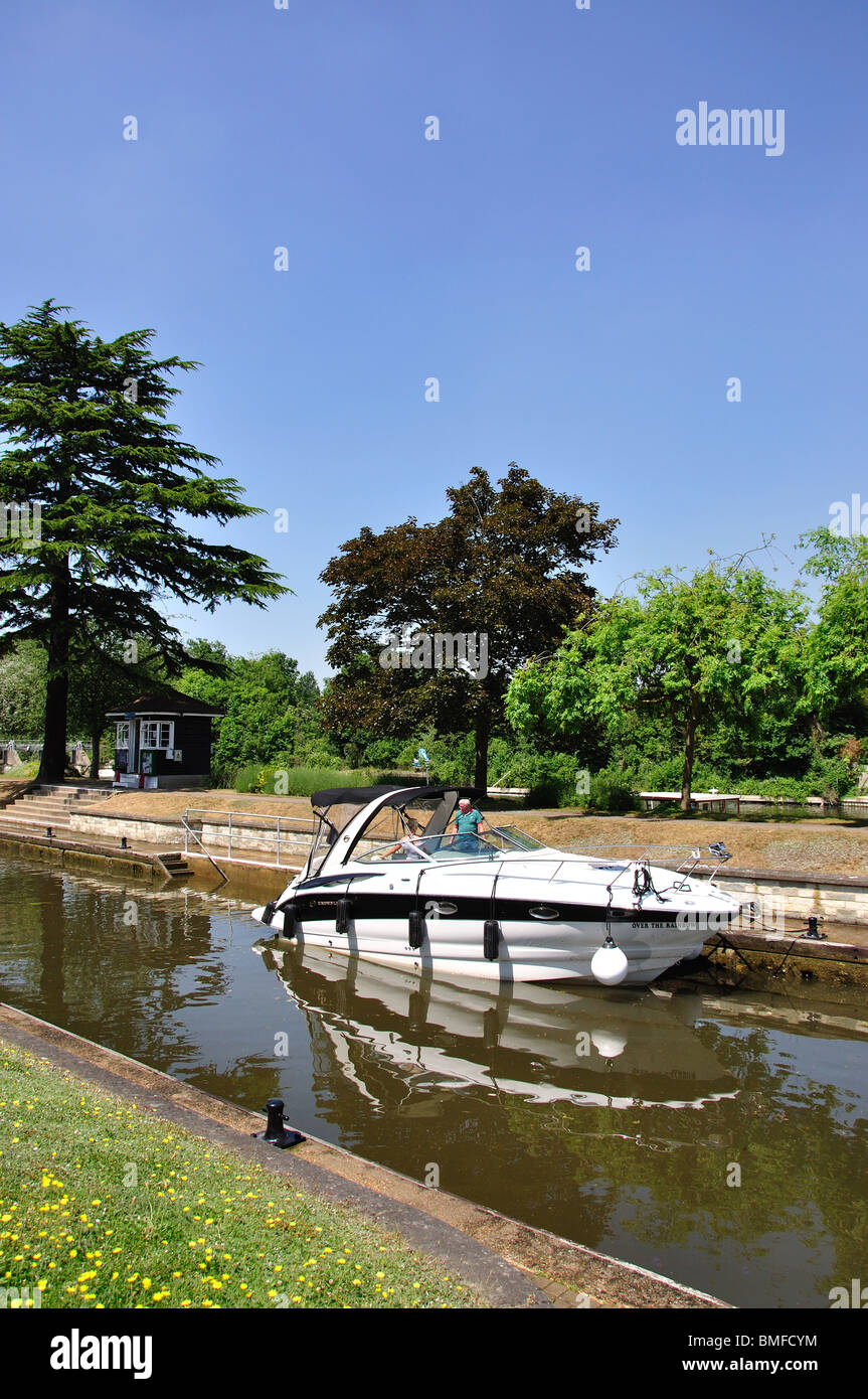 Voile sur Bell Weir Lock, Runnymede, Surrey, Angleterre, Royaume-Uni Banque D'Images