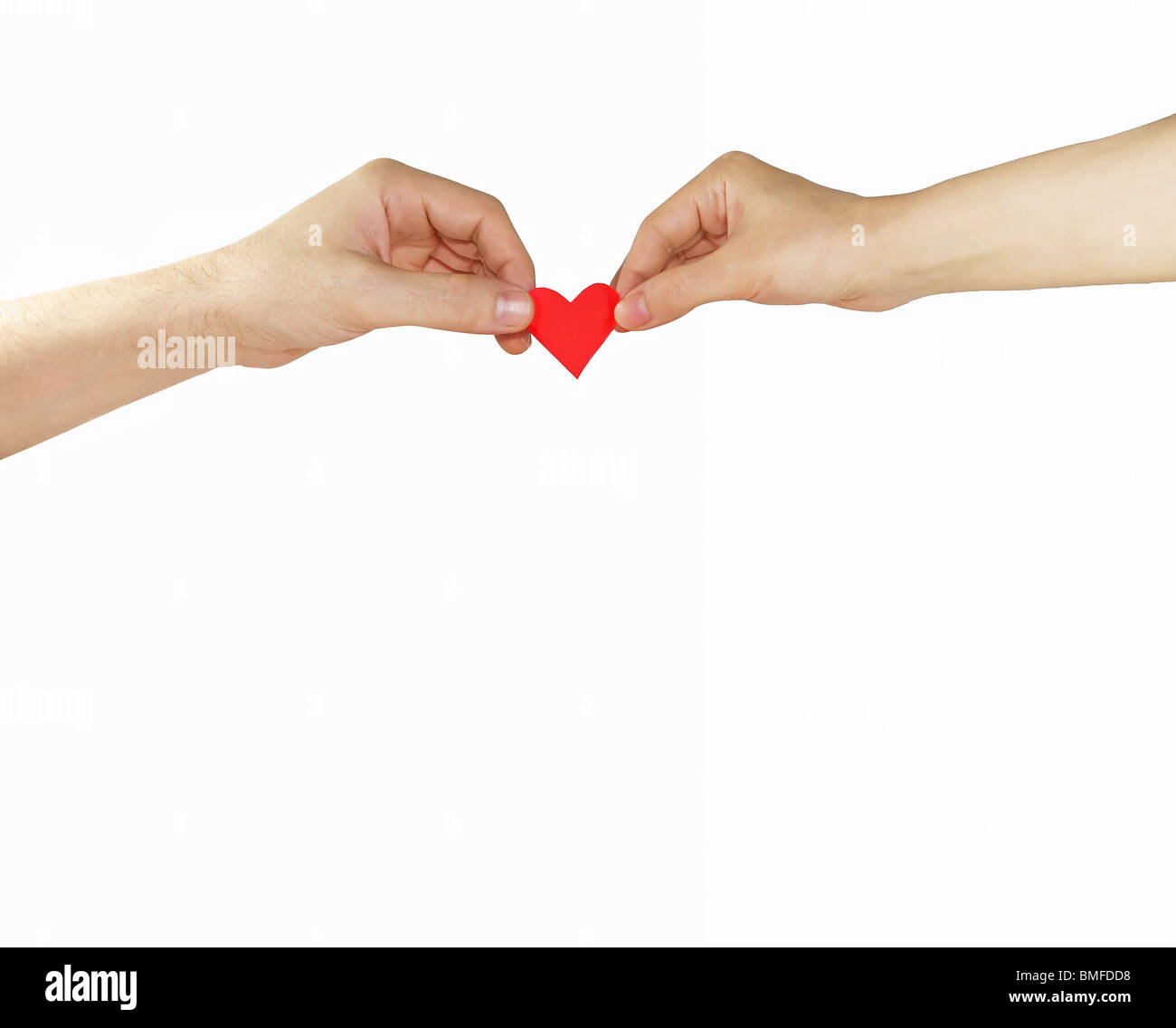 Femme et l'homme avec les mains du coeur rouge Banque D'Images