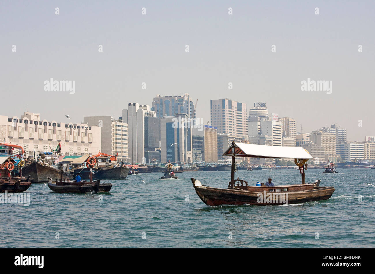 Dubai skyline avec ancien bateaux dhow (ABRA) en premier plan. Banque D'Images