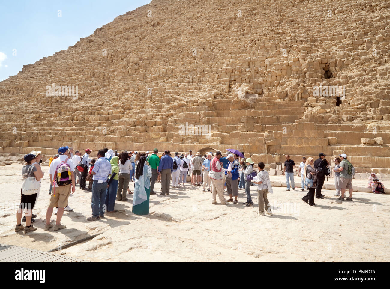 Les touristes faisant la queue pour entrer dans la pyramide de Khéphren (Khafré), Giza, Le Caire, Egypte Banque D'Images