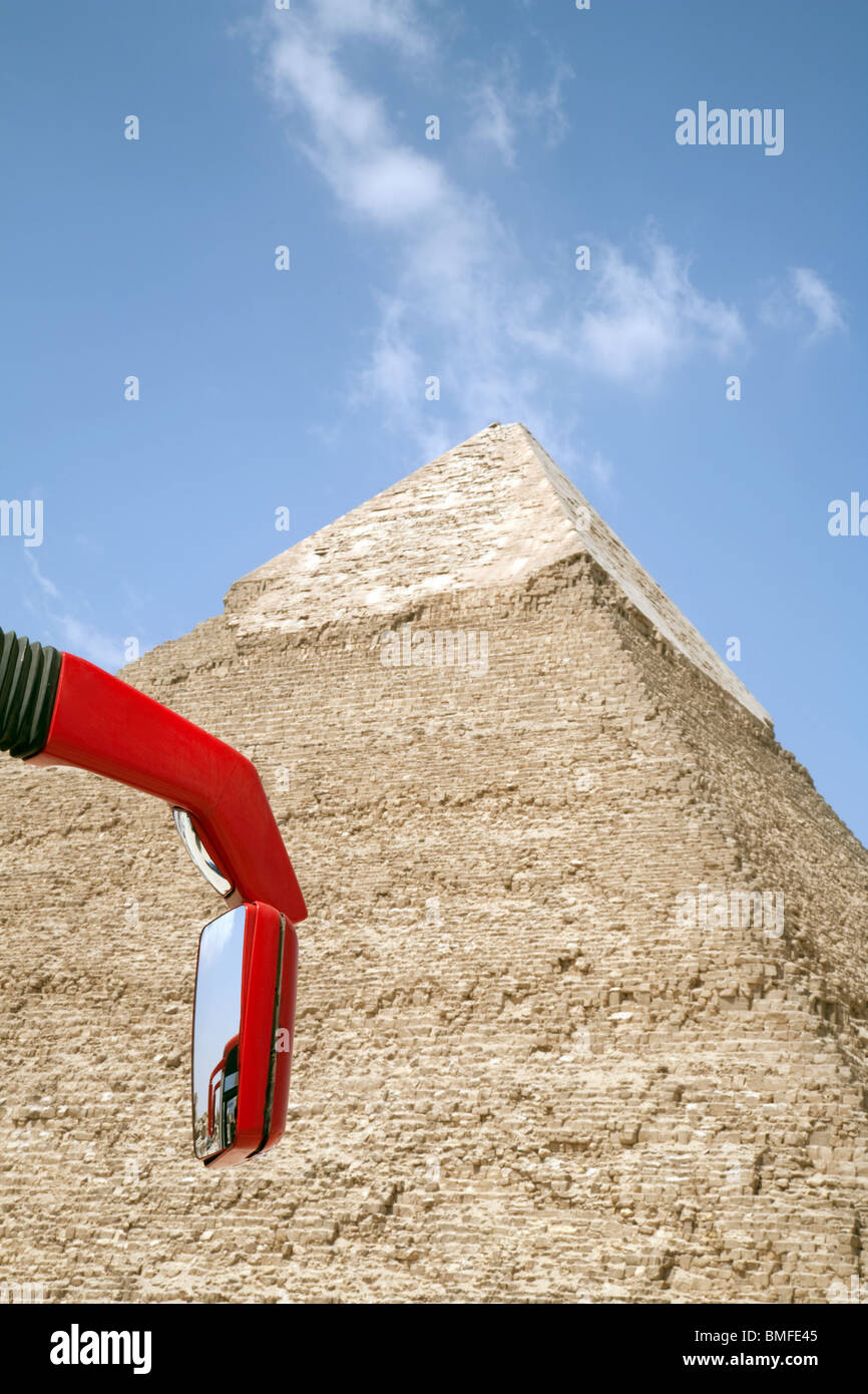 L'entraîneur moderne wing mirror en face de la pyramide de Khéphren (Khafré), Giza, Cairo Egypte Banque D'Images