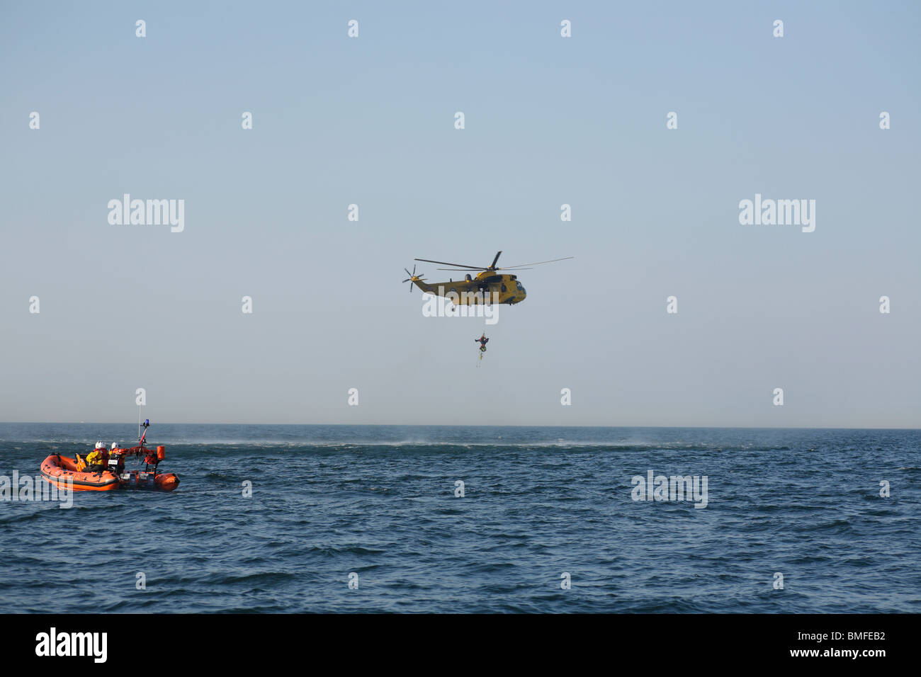 Drame de la vie réelle comme plongeur manquant dans l'eau pendant quelques heures est trouvé et ramené à bord d'un de Wattisham RAF Meyer & Co Banque D'Images